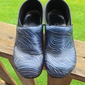 Dansko Womens Blue Linear Patterned Nurse SCRUB Clogs 40 9 To 9.5